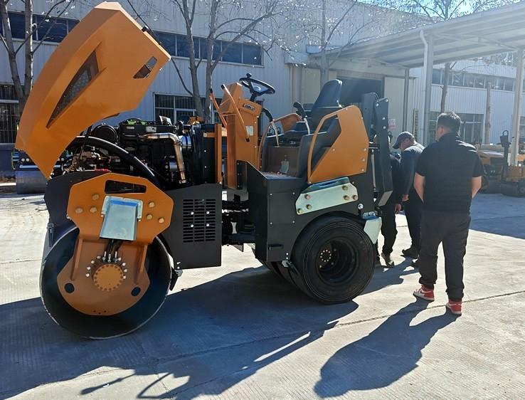 3月18日，哈薩克斯坦客戶來廠體驗(yàn)考察5噸膠輪壓路機(jī)